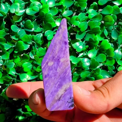 Majestuosa Piedra Charoita Violeta 52 gr