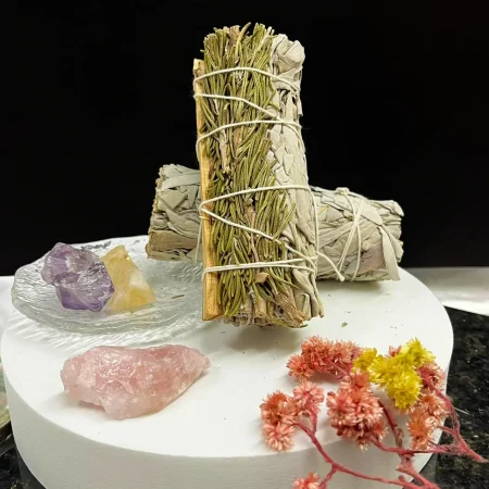 Sahumerio MOEN Atado de Salvia Blanca con Romero y Palo Santo Sahumerio MOEN Atado de Salvia Blanca con Romero y Palo Santo